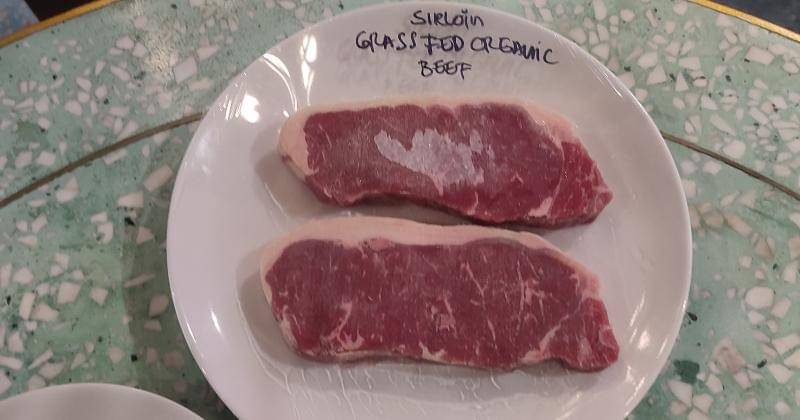 Potret daging Organic Grass Fed Sirloin, Selasa (02/07/2024), di Steak Hotel by HOLYCOW!, Gandaria City Mall, Jakarta Selatan. - Popmama.com/Erenzwei Ernawan